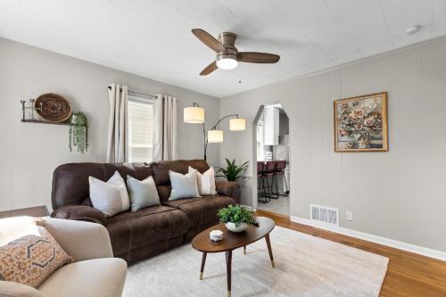 4 Bedroom Bungalow in the - Heart of Metro Detroit in Center Line, USA