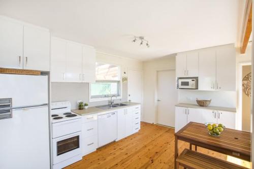 Stunning Views - beach cottage with ocean vistas in Burrill Lake