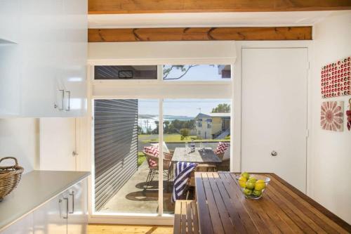 Stunning Views - beach cottage with ocean vistas in Burrill Lake