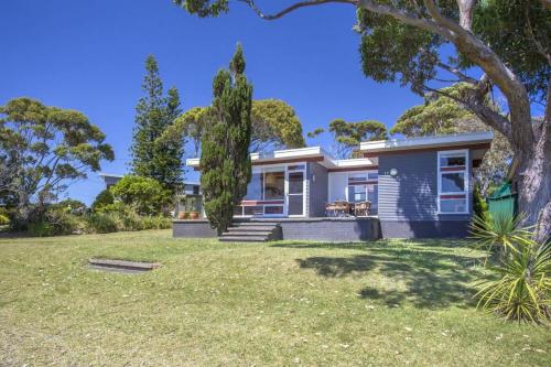 Stunning Views - beach cottage with ocean vistas in Burrill Lake