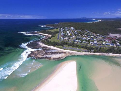 Stunning Views - beach cottage with ocean vistas in Burrill Lake