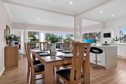 Whale Song - pet-friendly home steps to the beach - image 2