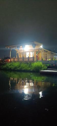 Tehran House boat - Srinagar
