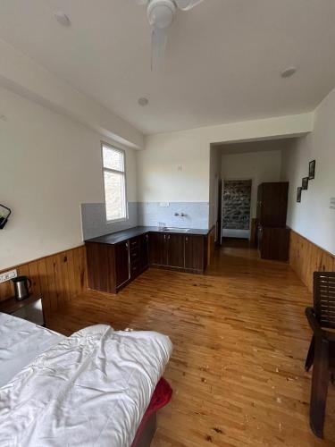 Taksh Holiday Home in Bandrol