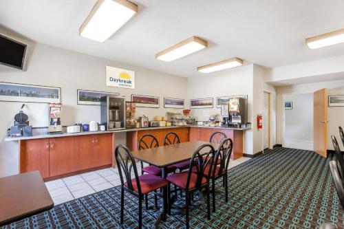 Days Inn & Suites by Wyndham Cambridge