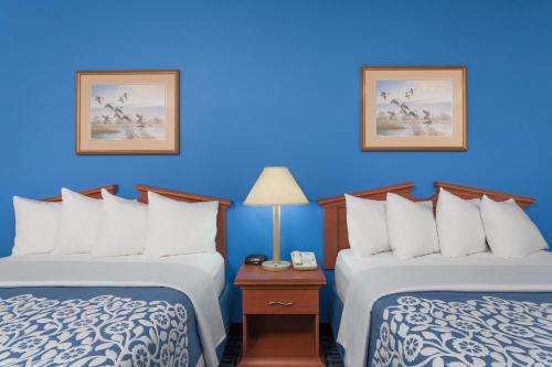 Days Inn & Suites by Wyndham Cambridge