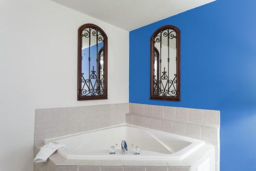 浴室, 劍橋溫德姆戴斯套房酒店 (Days Inn & Suites by Wyndham Cambridge) in 劍橋機場區