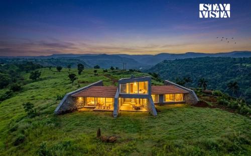 Stone House Bezze by StayVista with Lake view, Jacuzzi & Lawn - your perfect getaway, Nashik