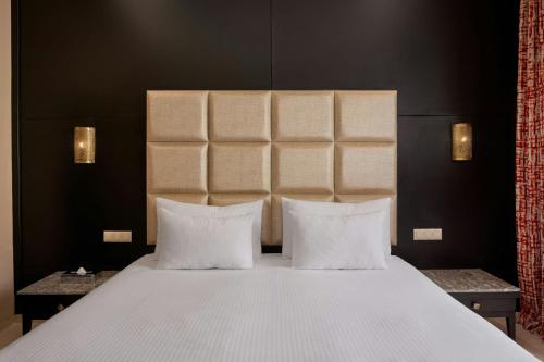 1 queen bed, 1 sofa bed