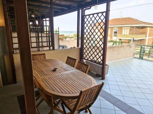 F013 - Fano, bilocale con grande terrazza vista mare – khách sạn tại Gimarra