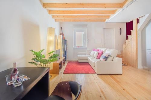 Cozy Duplex in the Picturesque Graça, Lisbona