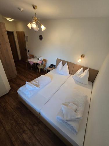 2 twin beds