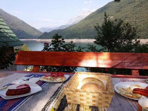 餐廳, B&B Konak in 普盧日內