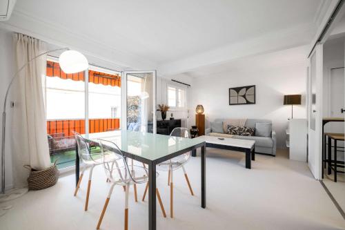 Charming apartment in the heart of the city center AC
