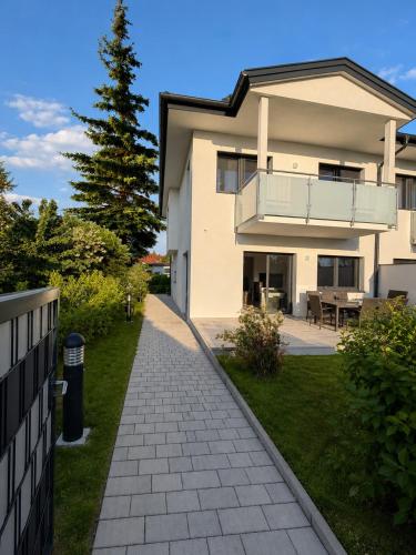 Hotelli välisilme, elegant house with garden near Vienna in Kottingbrunn