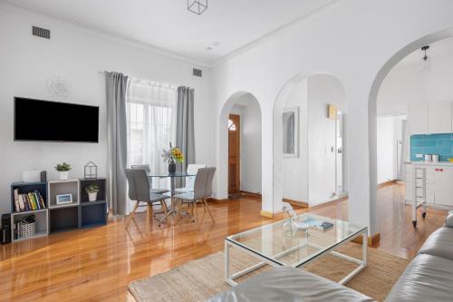 Bondi Shore Escape - 2mins to Beach - image 6