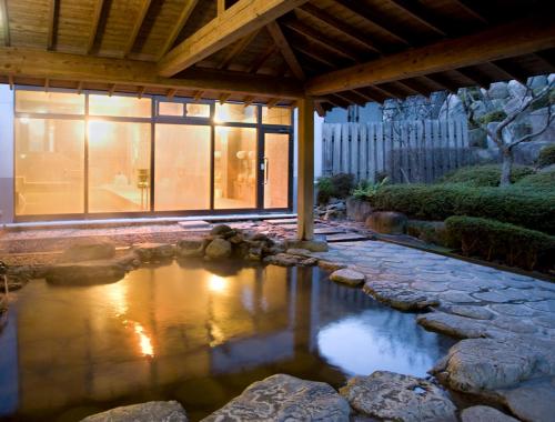 Shugyoku no Yu Yakushido Onsen Stop at Shugyoku no Yu Yakushido Onsen to discover the wonders of Iwate. The property has everything you need for a comfortable stay. Service-minded staff will welcome and guide you at Shugyoku no Yu 