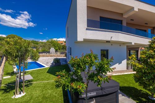 Holiday house VILLA PATRICK with pool, jacuzzi and sauna – khách sạn tại Kornic