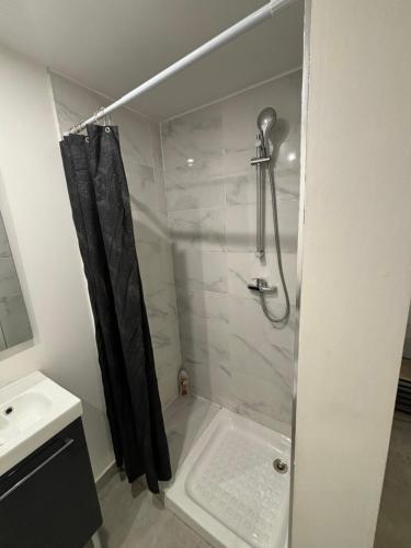 Studio proche PARIS-orly in Sainte-Geneviève-des-Bois