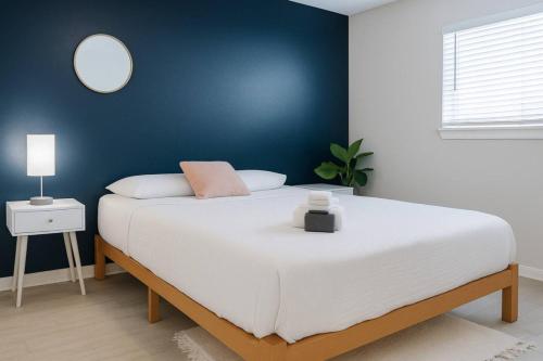 Comfy Bed near the heights with Pool Gym Washer - image 13