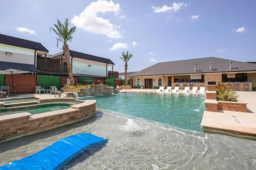 Comfy Bed near the heights with Pool Gym Washer - image 7