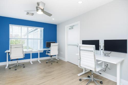 Comfy Bed near the heights with Pool Gym Washer - image 9
