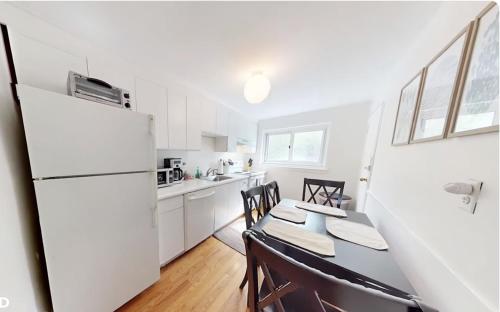Sun-filled 2br, In-unit Laundry, Near T & Medical in Brookline, USA