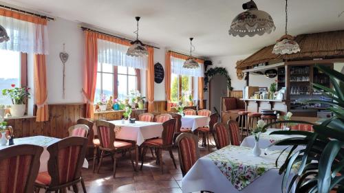 Restorāns, Ferienwohnung Rhönwiese (Ferienwohnung Rhonwiese) in Birksa