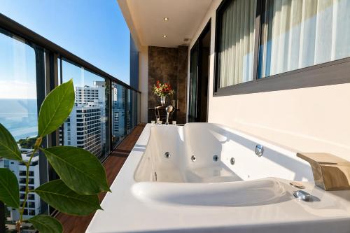room detail thumbnail 2