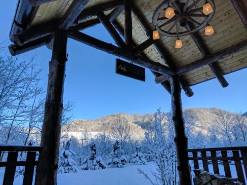 Фасада на хотела, The Little Mountain Cabin in Turnu Ruieni