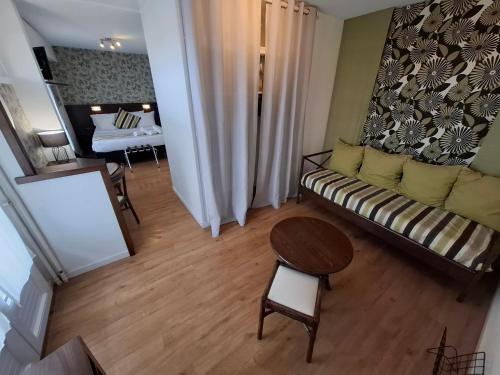 Les Cols Verts - Logis Hôtels Room Type - Large Double Room