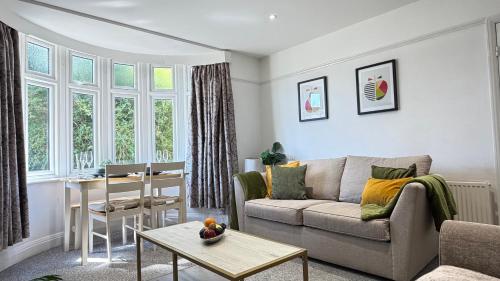 Quiet Cambridge 2-Bed near Girton, Parking, Workspace, Long Stays - Cambridge