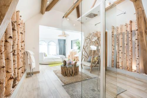 Zuhanyzó, Le Clos des Vignes in Neuville Bosc