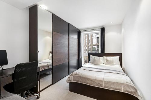 Modern Chelsea 2BR w Balcony AC & Smart TV - image 10