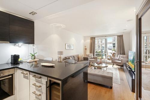 Modern Chelsea 2BR w Balcony AC & Smart TV - image 3