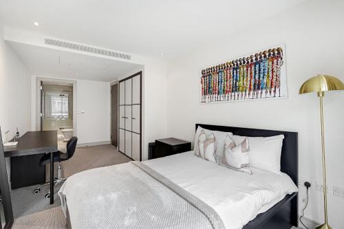 Modern Chelsea 2BR w Balcony AC & Smart TV - image 6