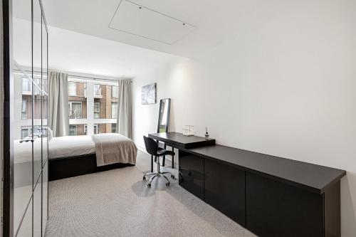 Modern Chelsea 2BR w Balcony AC & Smart TV - image 4