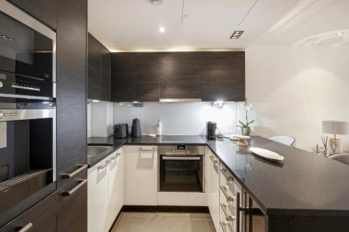 Modern Chelsea 2BR w Balcony AC & Smart TV - main image