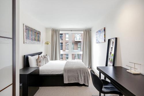 Modern Chelsea 2BR w Balcony AC & Smart TV - image 14