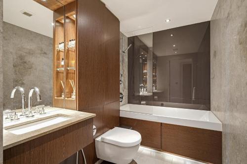 Modern Chelsea 2BR w Balcony AC & Smart TV - image 11