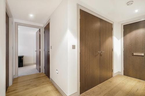 Modern Chelsea 2BR w Balcony AC & Smart TV - image 2