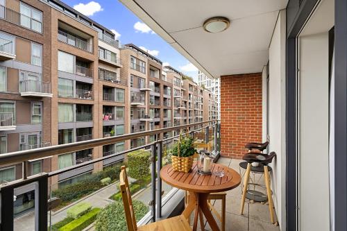 Modern Chelsea 2BR w Balcony AC & Smart TV - image 8