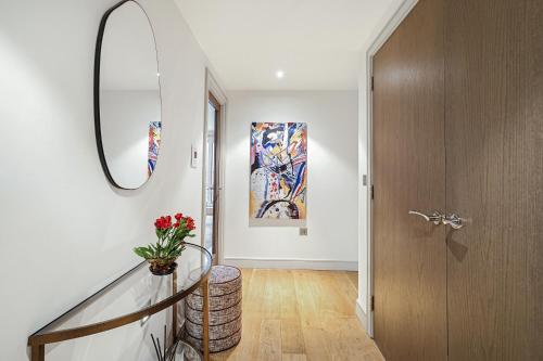 Modern Chelsea 2BR w Balcony AC & Smart TV - image 7