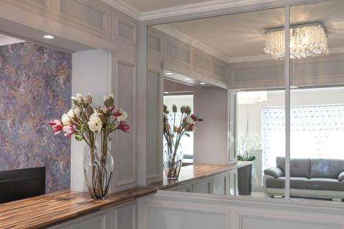 Lobby, Celtic International Hotel Cardiff Airport in Cardiff