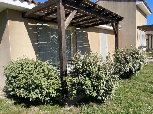 Viesnīcas āriene, Villa Tia - Maisonnette - 2 chb - 2 sdb - CLIM- piscines - bord de lac - in Saint-Saturnin-les-Avignon