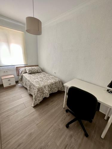 Habitación individual privada baño compartido en piso a 15m de la feria de Jerez a pie