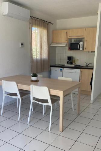 virtuve, Villa Tia - Maisonnette - 2 chb - 2 sdb - CLIM- piscines - bord de lac - in Saint-Saturnin-les-Avignon