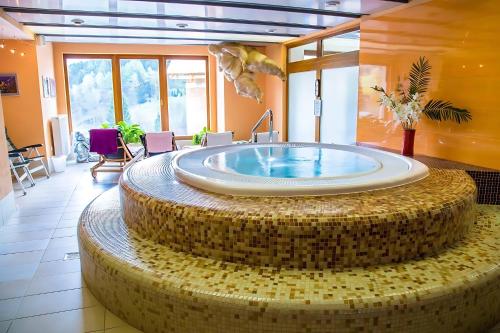 อ่างแช่น้ำร้อน, Hotel Modřin wellness v ceně (Hotel Modrin wellness v cene) in เพค พอด สเนซคู