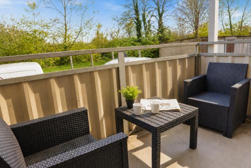 Balcon/terrasse, 5-Personen Apartment ideal für Monteure - Einzelbetten, Self Check-in, Küche, Waschmaschine (5-Personen Apartment ideal fur Monteure - Einzelbetten, Self Check-in, Kuche, Waschmaschine) in Mersebourg