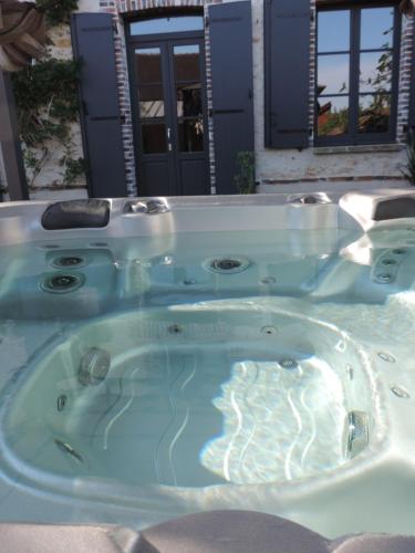 Gîte spacieux 4 personnes avec Jacuzzi (Gite spacieux 4 personnes avec Jacuzzi) in Jutigny
